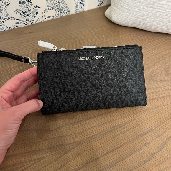 Michael Kors Logo Jet Set Double-Zip Wristlet - Picture 2 of 8